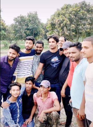 বিহারে গিয়ে সেখানকার মানুষদের সঙ্গে গল্প হোক কিংবা আড্ডা কিংবা ক্রিকেট খেলা, সুশান্ত যেন হয়ে যেতেন একেবারে মাটির মানুষ। তাই ঘরের ছেলের মৃত্যুতে শোকে স্তব্ধ বিহার।