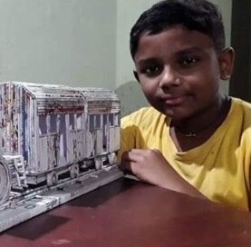 Class seven student of Kerala  creates train model using newspaper and glue. Railway Ministry shares clip লকডাউনে বাড়িতে বসে কাগজ, আঠা দিয়ে ট্রেনের মডেল বানাল ১২ বছরের ছেলে, ভিডিও শেয়ার করল রেল