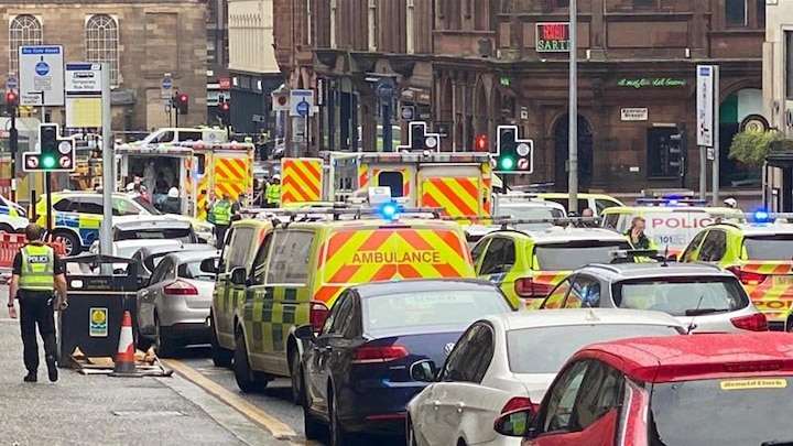 3 people feared dead in stabbing incident in Glasgow, suspect shot dead গ্লাসগোয় ছুরি নিয়ে হামলা দুষ্কৃতীর, মৃত ৩, পুলিশের গুলিতে নিহত হামলাকারীও