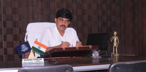 From bangles seller to IAS officer, the journey of Ramesh Gholap রাস্তায় মায়ের সঙ্গে চুড়ি বিক্রি করতেন, কঠোর পরিশ্রমে এখন আইএএস অফিসার