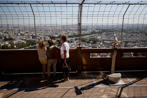 দেখছেন আইফেল টাওয়ারের আরও ছবি। ছবি সৌজন্যে টমাস স্যামসন/এএফপি 