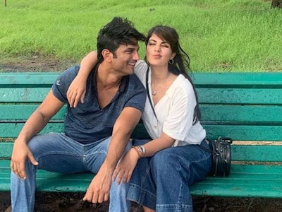 Rhea Chakraborty changes Whatsapp dp, shares photo with Sushant সুশান্তের মৃত্যুর ১ মাস, হোয়াটসঅ্যাপ ডিপি-তে চমকে দিলেন বান্ধবী রিয়া