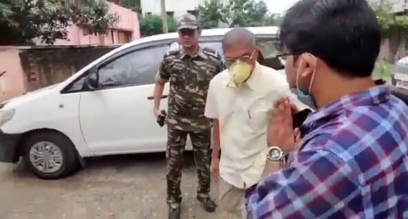 Nana Patekar visits Sushant Singh Rajputs Patna residence to pay homage পটনায় সুশান্তের বাড়িতে নানা পাটেকর, দেখা বাবার সঙ্গে