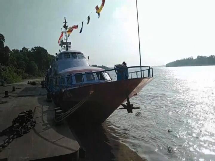 বাতানুকূল লাক্সারি ওয়াটার বাসের ভাড়া ধার্য হয়েছে ৩২০ টাকা। বর্তমানে, ৬০ শতাংশ আসন পূর্ণ করা হচ্ছে। পরে, সব আসন পূর্ণ করা হলে ভাড়া ২৫০ টাকা হবে।