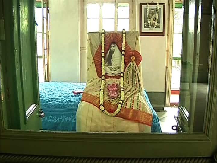 মায়ের বাড়ি খোলা থাকবে সকাল সাড়ে ৮টা থেকে সাড়ে ১০টা এবং বিকেল সাড়ে ৪টে থেকে সন্ধে ৬টা পর্যন্ত।
