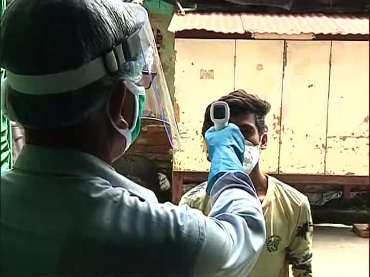 শরীরের তাপমাত্রা মেপেই মায়ের বাড়িতে প্রবেশ করা যাচ্ছে।