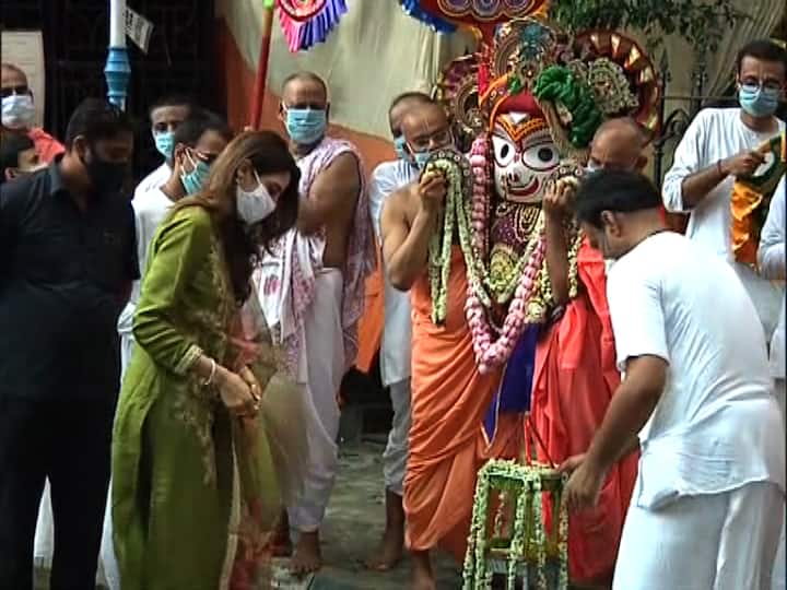 প্রতীকী রথ তৈরি করেই অনুষ্ঠান পালন করা হয়। গত বছরের মতো এবারও হাজির ছিলেন সাংসদ-অভিনেত্রী নুসরত।