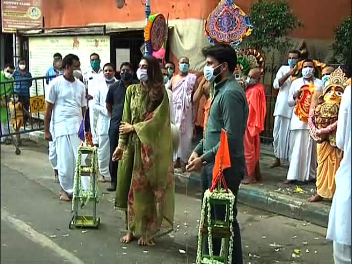 রথের রশিতে টান দেন নুসরত।