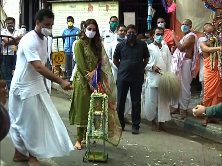  পাশাপাশি, আরতিও করেন তিনি। 