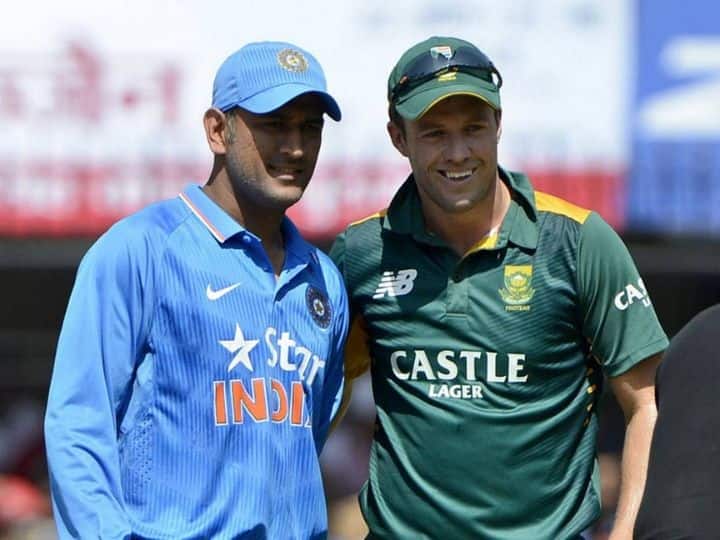 AB de Villiers picks MS Dhoni over Virat Kohli as captain of his star-studded IPL XI আইপিএল-এর সেরা একাদশ বেছে নিলেন এবি ডিভিলিয়ার্স, ওপেনার সহবাগ-রোহিত, অধিনায়ক ধোনি