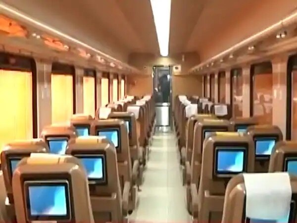 New private trains will beat Rajdhani Express, Indian Railways invites bids রাজধানীর চেয়েও দ্রুত ছোটা ট্রেন আসছে? রেল নিয়ে কী ভাবনা কেন্দ্রের?