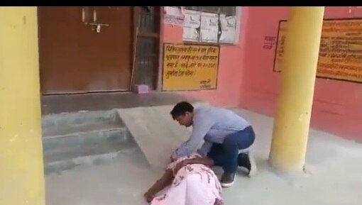 Hardoi Woman Dies Waiting Outside Medical Facility, Son Seen in Video Pleading for Help হাসপাতালের বাইরে মহিলার মৃত্যু, সাহায্যের অসহায় আর্তি ছেলের, ভিডিও ভাইরাল
