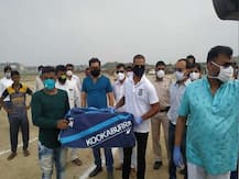 দিল্লিতে পাক হিন্দু উদ্বাস্তু শিবিরে গিয়ে শিশুদের ক্রিকেট সরঞ্জাম উপহার শিখর ধবনের