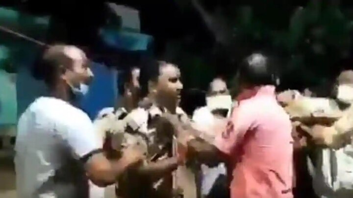 Asked about missing face mask, BJP leader and nephew thrash UP cops; arrested উত্তরপ্রদেশ: মুখে মাস্ক কোথায়? প্রশ্ন করায় পুলিশ 'পিটিয়ে' গ্রেফতার বিজেপি নেতা, ভাগ্নে, পরে জামিন