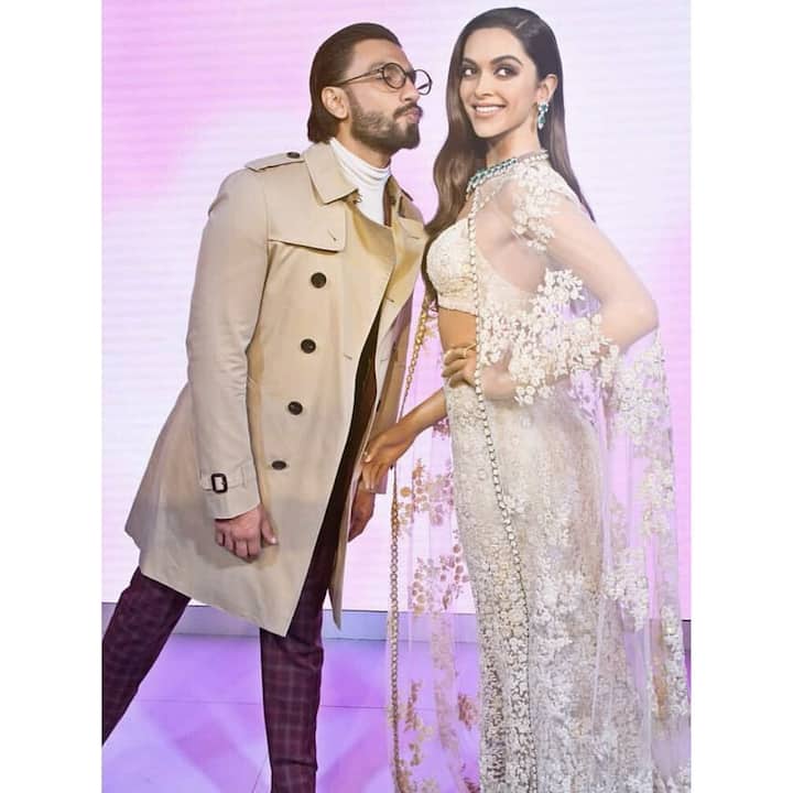 মাদাম তুসোর মিউজিয়ামে দীপিকার মূর্তির সঙ্গে রণবীর।