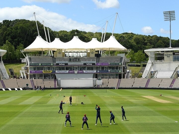 Test cricket returns today sanitisation breaks empt -stadium করোনা অতিমারির মধ্যে আজ থেকে বাইশ গজে ফিরছে আন্তর্জাতিক ক্রিকেট, থাকছে একাধিক নিয়ম, দর্শকশূন্য থাকবে স্টেডিয়াম