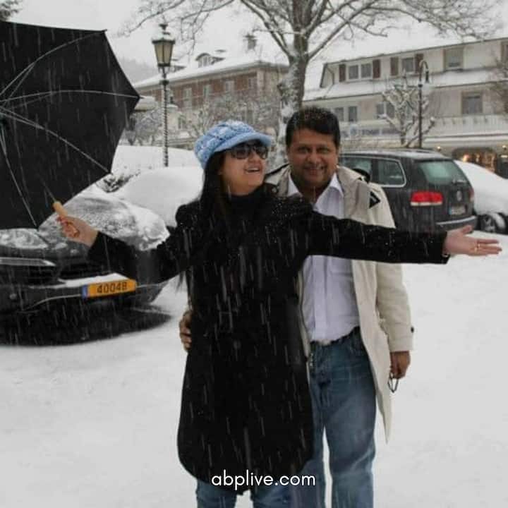 বাঙালির রান্নাঘরের কার্যত সুপারস্টার সুদীপা লিখেছেন, “এই তো সেদিন লাঞ্চে ডাকলে, তারপর এলুম আর দশটা বছর কেটে গেল। তোমার ওপর অভিমান করে একটা দিনের জন্যও বাপের বাড়ি বা অন্য কোথাও যাইনি। কত ঝগড়া, অভিমান, ভুল বোঝাবুঝি-কোনও টাই বাসী হতে দাওনি।”