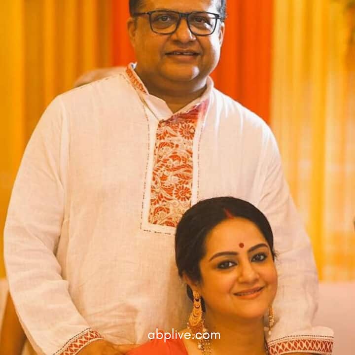 সুদীপা শেষে লিখেছেন, “তোমার আগে কিছু ছিল না, আর তোমার পরেও থাকবে না। আমার সবথেকে বেশি গর্ব হয় বলতে, যে আমি তোমার 'বউ', আর তুমি আমার ‘বর’। এছাড়া আর কিচ্ছু নেই।”