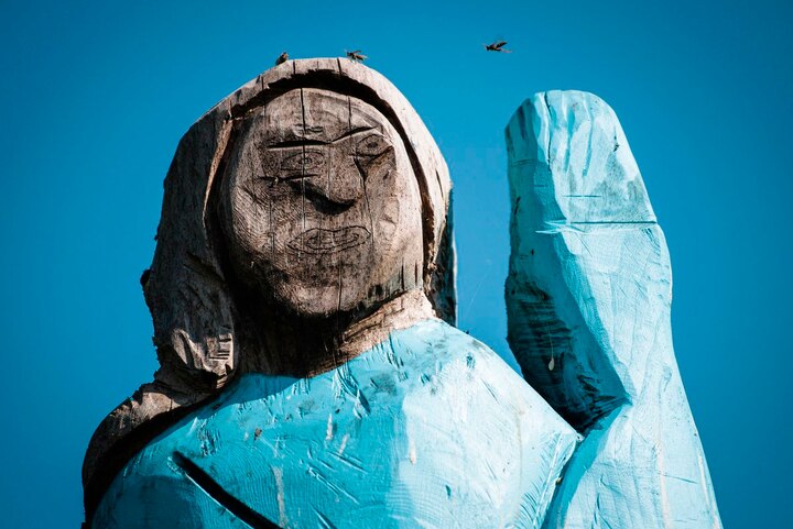 MelaniaTrump-Statue-Set-Fire-Slovenia স্লোভেনিয়ার নিজের শহরে মেলানিয়ার কাঠের স্ট্যাচুতে আগুন,কেন এমন হল, প্রশ্ন শিল্পীর
