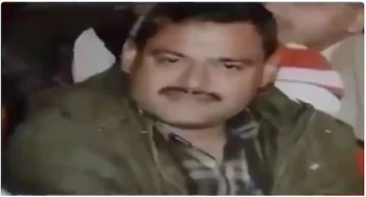 সাল ২০০১। উত্তরপ্রদেশ। মুখ্যমন্ত্রীর গদিতে বর্তমান প্রতিরক্ষামন্ত্রী রাজনাথ সিংহ। কানপুরের শিবলি থানার ভিতরে বিজেপি নেতা সন্তোষ শুক্লকে তাড়া করে ঢুকে পড়ল বিকাশ দুবে। সন্তোষ শুক্ল তখন রাজ্যের প্রতিমন্ত্রীর সমান মর্যাদাপ্রাপ্ত সরকারি পদে। থানায় অফিসার-হাবিলদার মিলিয়ে ২৫ জন পুলিশকর্মী। তাঁদের সামনেই বিকাশের গুলিতে ঝাঁঝরা হয়ে গেল সন্তোষের দেহ। 