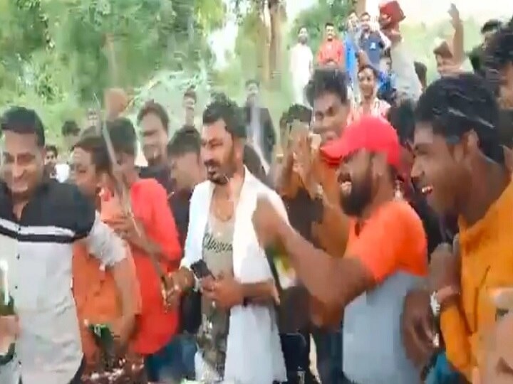 WATCH, In Dry State Gujarat, BJP Leader Throws Beer Party In Open Amid Covid-19 Crisis দেখুন ভিডিও, করোনা সংক্রমণের মধ্যেই জন্মদিনে অনুগামীদের নিয়ে বিয়ার পার্টিতে মাতলেন গুজরাতের বিজেপি নেতা