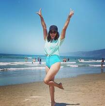 নীল স্যুইমওয়্যারের সঙ্গে ক্রপ টপ, সমুদ্র সৈকতে উষ্ণতা ছড়ালেন সানি