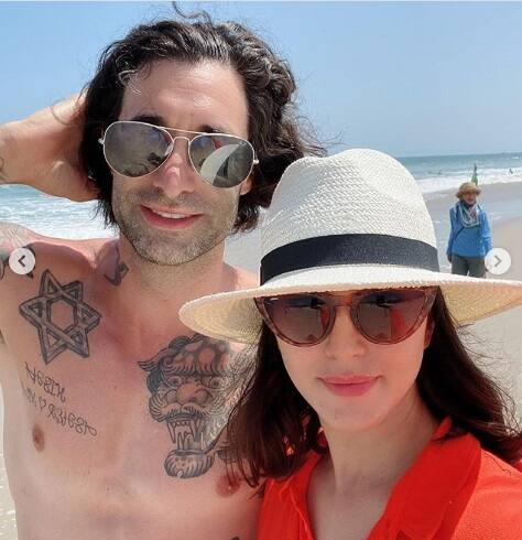 স্বামী ড্যানিয়েলের সঙ্গে আনন্দ করছেন চুটিয়ে।