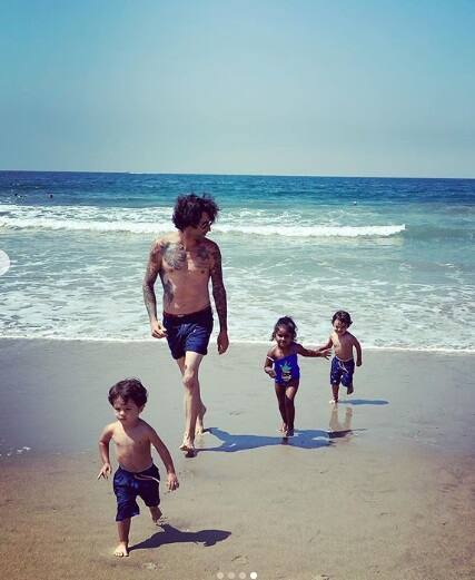 সানির সঙ্গে আছেন তাঁর তিন সন্তান। নিশা, নোয়া, আশের। সোশ্যাল মিডিয়া পোস্টে সানি লিখেছেন, তিন সন্তানের সুরক্ষার কথা ভেবেই তাঁর ক্যালিফোর্নিয়া উড়ে যাওয়ার সিদ্ধান্ত।