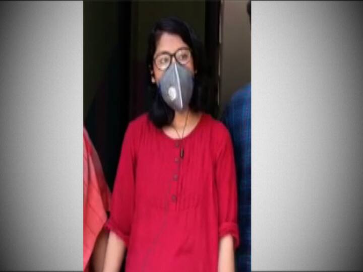 এবারের মাধ্যমিকে মেয়েদের মধ্যে প্রথম ভবানী চক হাইস্কুলের দেবস্মিতা মহাপাত্র। তার প্রাপ্ত নম্বর ৬৯০। সে তৃতীয় হয়েছে। এছাড়া আরও দু’জন তৃতীয় হয়েছে। তারা হল কেন্দুয়া আইএইচআই হাইস্কুলের সৌম্য পাঠক ও রহড়া রামকৃষ্ণ মিশন বয়েজ হোমের অরিত্র মাইতি।