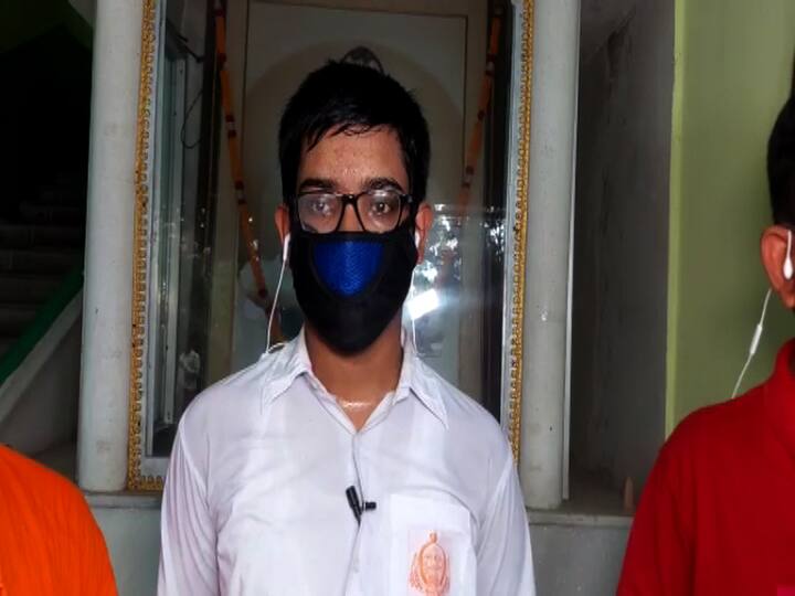 দেখছেন তৃতীয় হওয়া অরিত্রর ছবি।