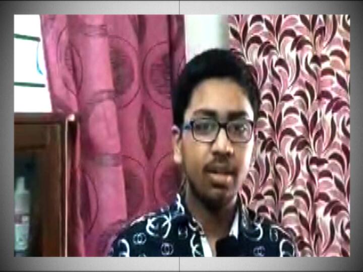 এবারের মাধ্যমিকে দ্বিতীয় দু’জন। ওন্দা হাই স্কুলের সায়ন্তন গড়াই ও কাটোয়া কাশীরাম দাস ইনস্টিটিউশনের অভীক দাস। তাদের প্রাপ্ত নম্বর ৬৯৩। দেখছেন অভিকের ছবি।