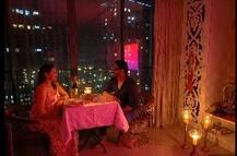 লাল গোলাপ, মোমের আলোয় বাড়িতেই রোম্যান্টিক নৈশভোজ, রাজ-শুভশ্রীর বিবাহবার্ষিকীর ভিডিও ভাইরাল