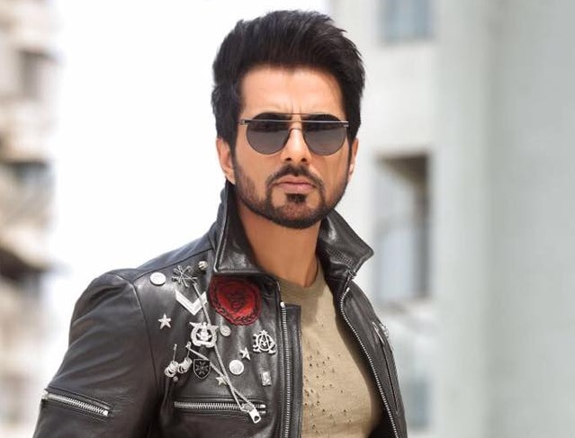 মেয়েদের দিয়ে হাল টানাচ্ছেন দরিদ্র কৃষক, ওদের পড়াশোনা শেখান, ষাঁড় কিনে দেওয়ার আশ্বাস দিয়ে বললেন সোনু সুদ Andhra Pradesh farmer forced to use daughters for ploughing, Sonu Sood giving pair of ox