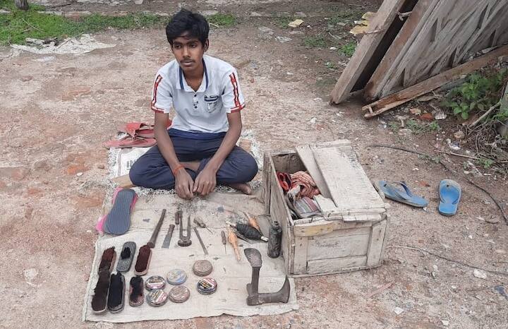 HS Result 2020 Malda student overcame extreme poverty scores high marks in Class 12 exams জুতো সেলাই করে সংসার সামলে উচ্চমাধ্যমিকে দারুণ সাফল্য, উচ্চশিক্ষার জন্য সরকারি সাহায্যের আশা মালদার মেধাবি ছাত্রর