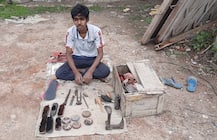 জুতো সেলাই করে সংসার সামলে উচ্চমাধ্যমিকে দারুণ সাফল্য, উচ্চশিক্ষার জন্য সরকারি সাহায্যের আশা মালদার মেধাবি ছাত্রর