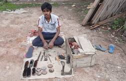 জুতো সেলাই করে সংসার সামলে উচ্চমাধ্যমিকে দারুণ সাফল্য, উচ্চশিক্ষার জন্য সরকারি সাহায্যের আশা মালদার মেধাবি ছাত্রর