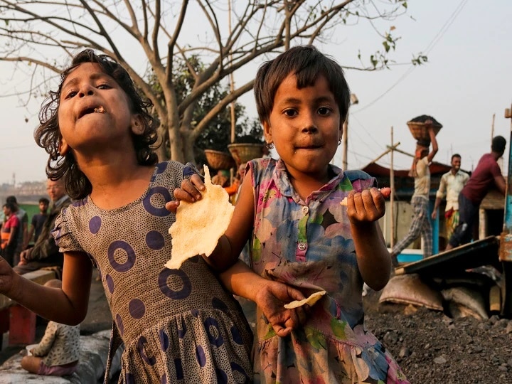 At 273 million people, India records largest reduction in number of people living in poverty: UN গত ১০ বছরে ২৭. ৩ কোটি ভারতীয় দারিদ্ররেখার ওপরে উঠেছেন, বিশ্বে সর্বোচ্চ, জানাল রাষ্ট্রপুঞ্জ