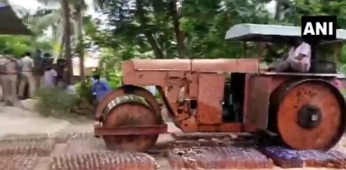 Watch, Seized Liquor Bottles Worth Rs 72 Lakh Crushed Under Road Roller In Andhra Pradesh ভিডিওতে দেখুন, অন্ধ্র প্রদেশে রোড রোলার দিয়ে ৭২ লক্ষ টাকার মদের বোতল গুঁড়িয়ে দিল পুলিশ