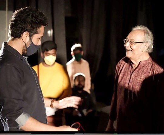 Parambrata Chatterjee Writes Emotional Note After Shooting Soumitra in Biopic শেয়ার করলাম মতের মিল অমিল...সব , বায়োপিকে সৌমিত্রর সঙ্গে কাজ করার পর আবেগে ভাসলেন পরিচালক পরমব্রত