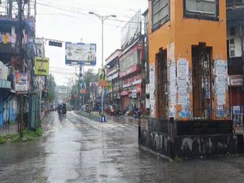 মালদায় বাড়ল লকডাউনের মেয়াদ, জেলায় জেলায় পুলিশি তৎপরতা, নিয়ম ভাঙায় বাড়ছে গ্রেফতার
