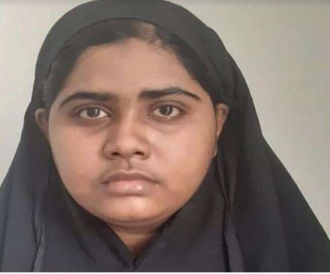 Want her to be punished, says mother of Bengal girl arrested in Dhaka on terror charges ওর শাস্তি হোক, বলছেন, ঢাকা থেকে ধরা পড়া ধনিয়াখালির মহিলা জঙ্গির মা