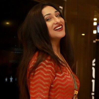 Bengali Actress Rituparna injures wrist while cycling at Singapore সিঙ্গাপুরে সাইকেল চালাতে গিয়ে হাতে চোট! কেমন আছেন ঋতুপর্ণা?