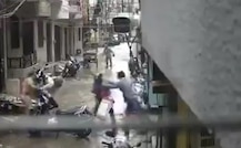 ধরা পড়ল ক্যামেরায়, ৪ বছরের মেয়েকে অপহরণকারীদের হাত থেকে বাঁচাতে লড়ে গেলেন মা