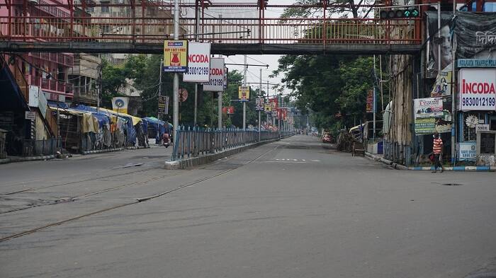 রাসবিহারী অ্যাভিনিউতেও আজ গাড়ি বা মানুষের দেখা সেভাবে মিলছে না।