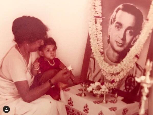 উদয় শঙ্করের ছবির সামনে নাতনিকে কোলে নিয়ে অমলা শঙ্কর।