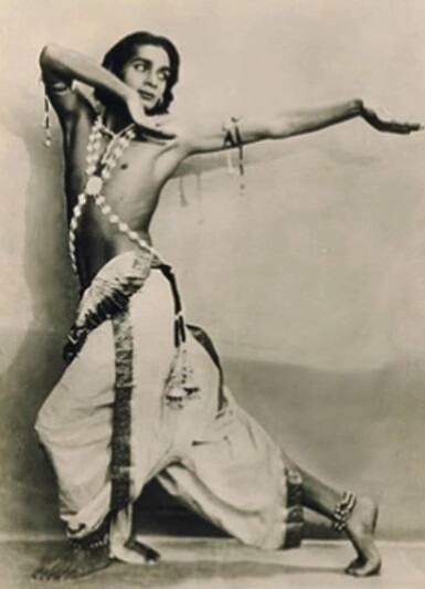 ১৯৩১-এ প্রথম অংশ নেন প্যারিস ইন্টারন্যাশনাল কলোনিয়াল এগজিবিশনে। সেই সময় তাঁর আলাপ হয় উদয় শঙ্করের সঙ্গে।