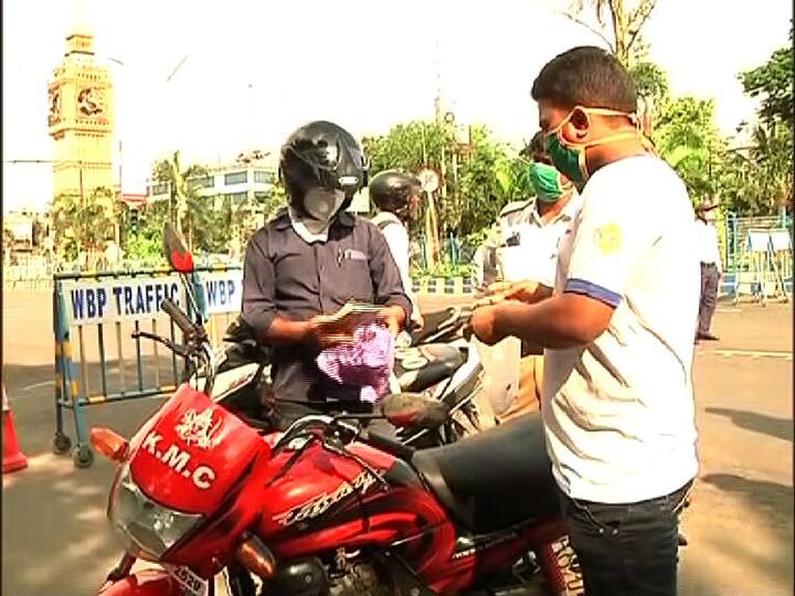 লকডাউন বিধি অমান্য করে রাস্তায় বেরোনোয় আজ সকাল ৮টা নাগাদ বাগুইআটি থানার পুলিশ ১২ জনকে গ্রেফতার করেছে।  ওই এলাকায় লকডাউন কার্যকর করার জন্য রাস্তায় রাস্তায় চলছে পুলিশের টহল।  পুলিশ সূত্রে খবর, সকালের দিকে কেষ্টপুর, বাগুইআটি , জোড়ামন্দির এলাকায় কয়েকটি দোকানপাট খোলা ছিল।  কিছু লোকজনও রাস্তায় বেরিয়েছিলেন।   যাঁরা পুলিশকে বাইরে বেরনোর উপযুক্ত কারণ দেখাতে পারেননি, তাঁদের বিরুদ্ধে ব্যবস্থা নিয়েছে পুলিশ।  