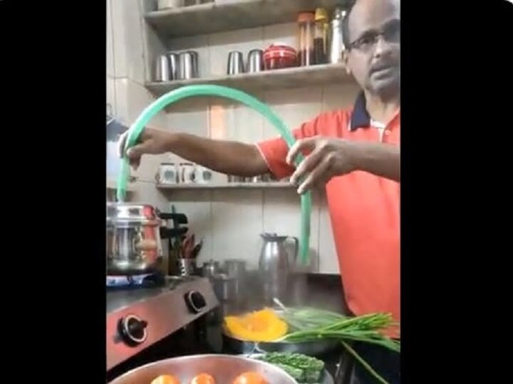 করোনা কালে সব্জি জীবাণুমুক্ত করতে অভিনব পন্থা এই ব্যক্তির, সোশ্যাল মিডিয়ায় ভাইরাল ভিডিও Viral video of man using jugaad to sterilise vegetables by pressure cookers steam করোনা কালে সব্জি জীবাণুমুক্ত করতে অভিনব পন্থা এই ব্যক্তির, সোশ্যাল মিডিয়ায় ভাইরাল ভিডিও