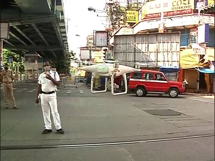 লকডাউন বিধি মানা হচ্ছে কিনা তা দেখতে আজ সকাল সাড়ে ৮টা নাগাদ গড়িয়াহাটে ড্রোন ওড়াল পুলিশ।  আশপাশের গলি, এলাকায় নজরদারি চালাতে ব্যবহার করা হয় ড্রোন।  উপস্থিত কলকাতা পুলিশের আধিকরিকরা।  