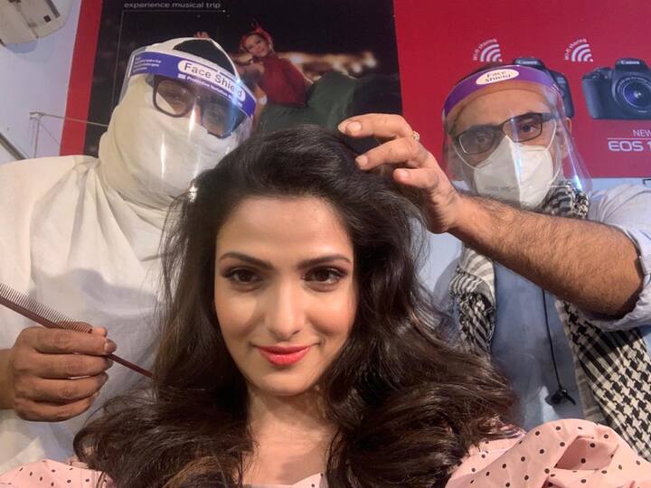 শ্যুটিং শেষে একসঙ্গে ছবি তোলা বা খাওয়া-দাওয়াও এখন প্রায় বন্ধ। একটি ফটোশ্যুটে হাজির থাকছেন যথাসম্ভব কম কর্মী।